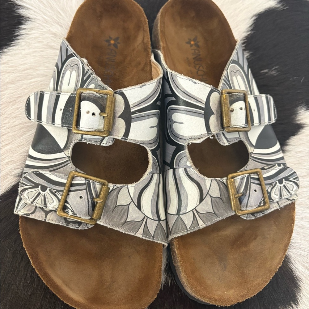 Anuschka Kyra. Only worn a few times. Leather with rubber sole.